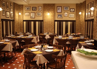 Vistas del salón interior del restaurante JArdín del Príncipe en Aranjuez