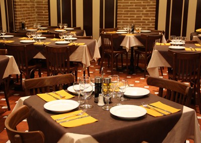 Vistas del salón interior del restaurante JArdín del Príncipe en Aranjuez